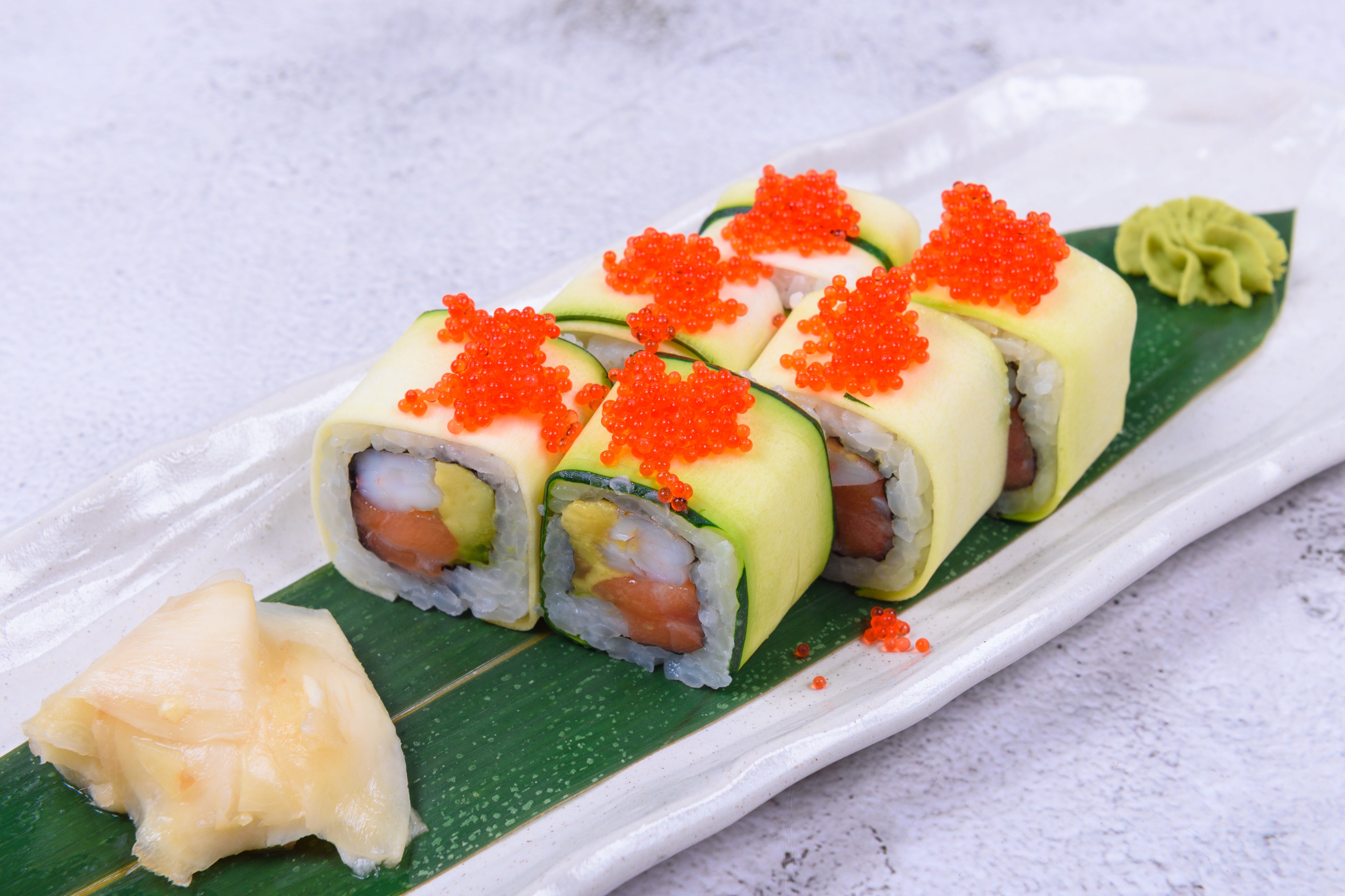 Roll with zucchini and shrimp